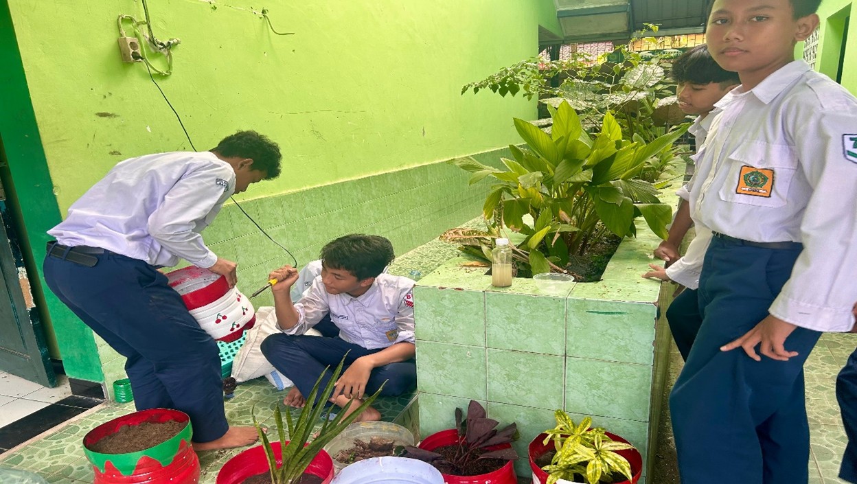 Semangat Hijau di Hari Ke-3 Kokurikuler: Siswa Kelas VIII MTsN 9 Bantul Antusias Ikuti EcoGreen Class